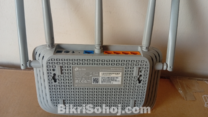 একটি Pta-link রাউটার ও একটি সেটআপ বক্স।